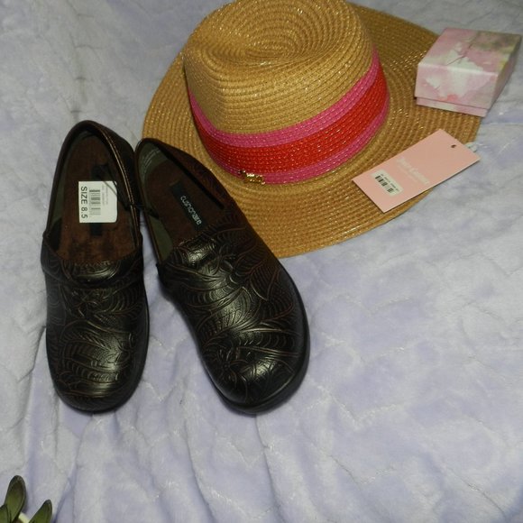 CUSHIONAIRE Clair Vegan Tooled Leather Comfort Clogs Women Brown 🆕📦🏃 💨⚡🚚 - Picture 11 of 15